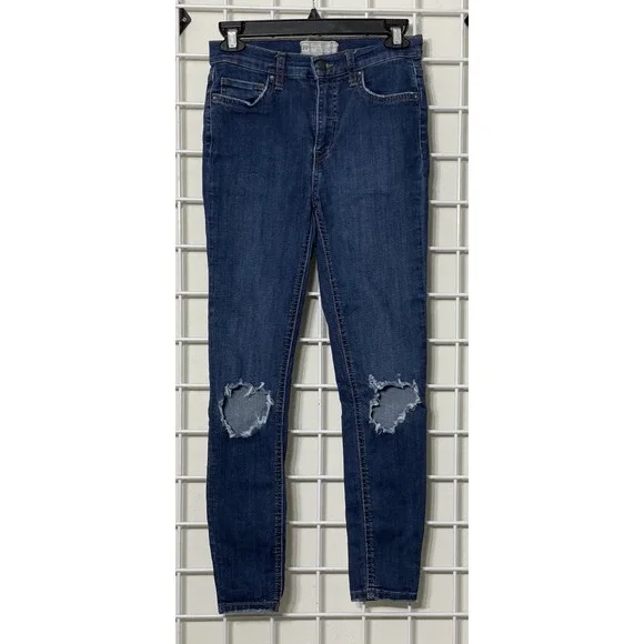 Free People Women's Jeans Size 27. Medium Wash, Destroyed Knees. Medium Wash‎ - Picture 2 of 8
